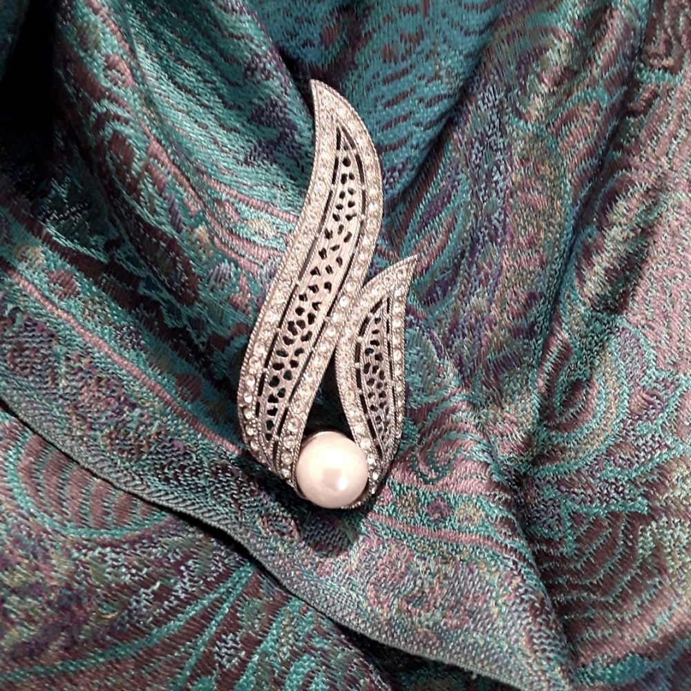 VTG JEWELS BY PARK LANE SILVER RHINESTONE FAUX PEARL LEAF BROOCH